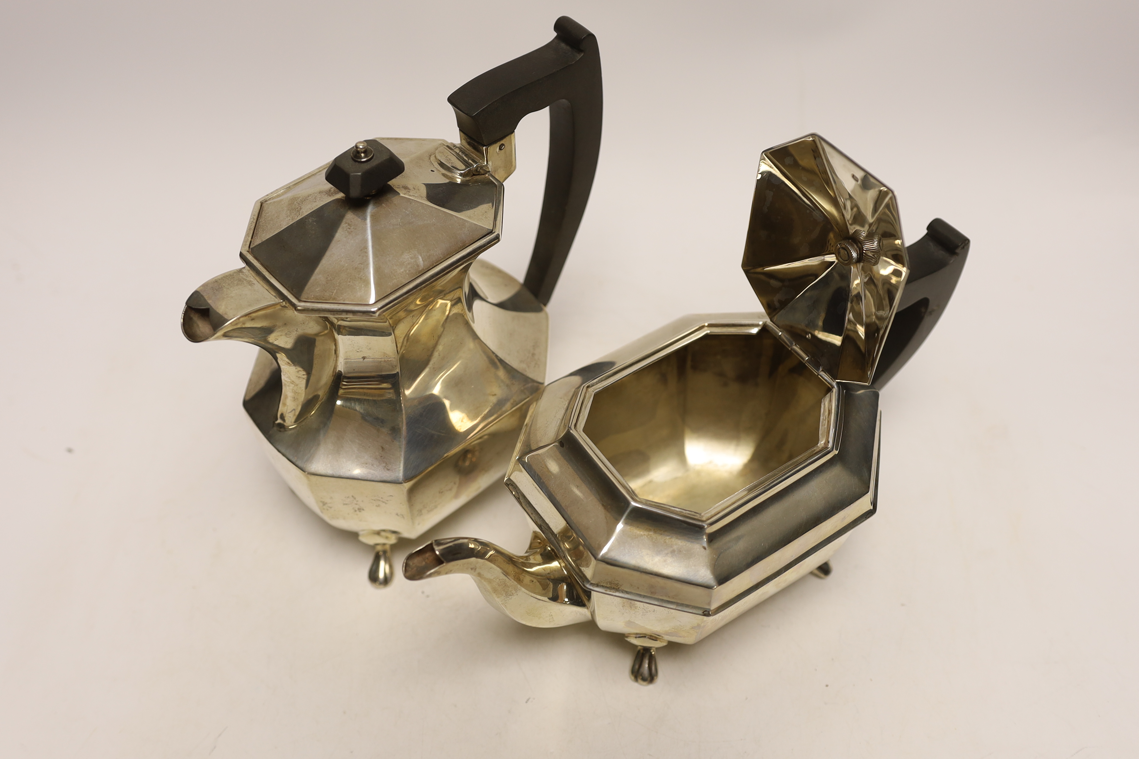 A George VI silver teapot and matching hot water pot by Viners Ltd, Sheffield, 1947/48, gross weight 38.5oz.